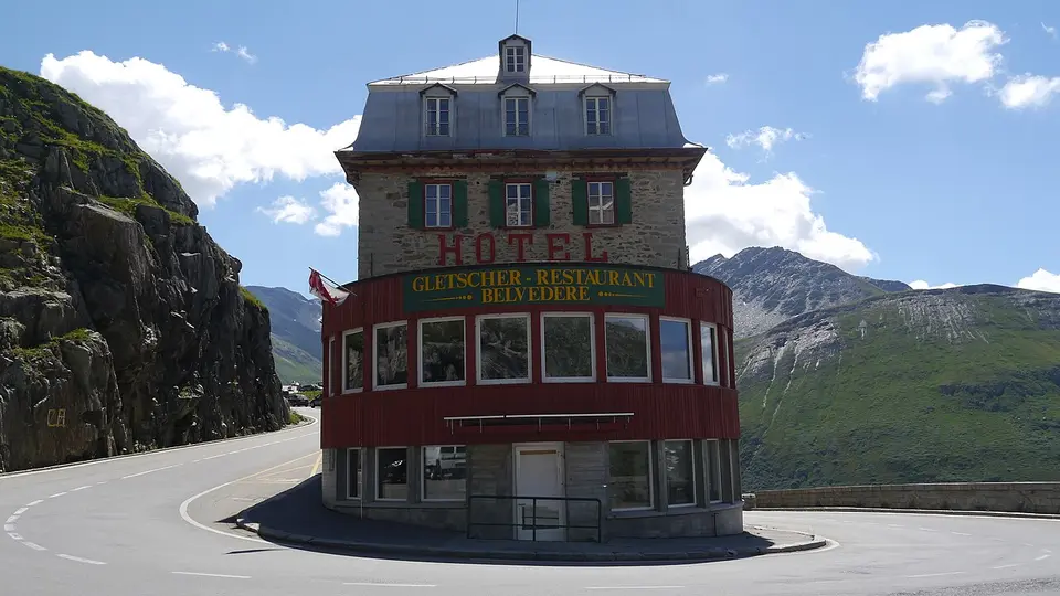 Hotel Belvédère sul Passo della Furka durante un tour di 72 ore in Ferrari 458