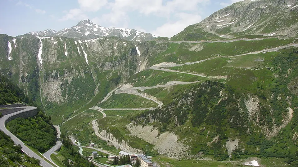 Tornanti e paesaggio alpino al Passo del Grimsel