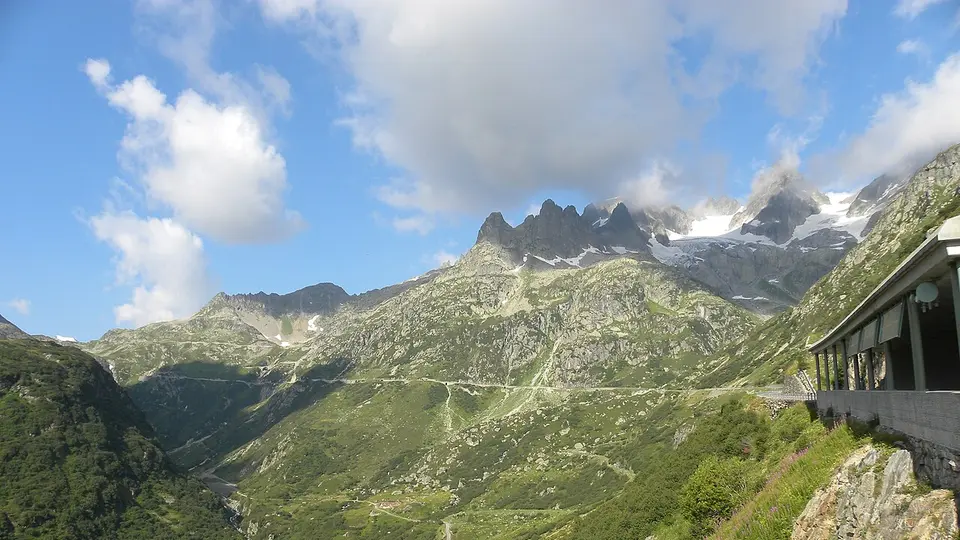Paesaggio di alta montagna e strada al Passo della Novena
