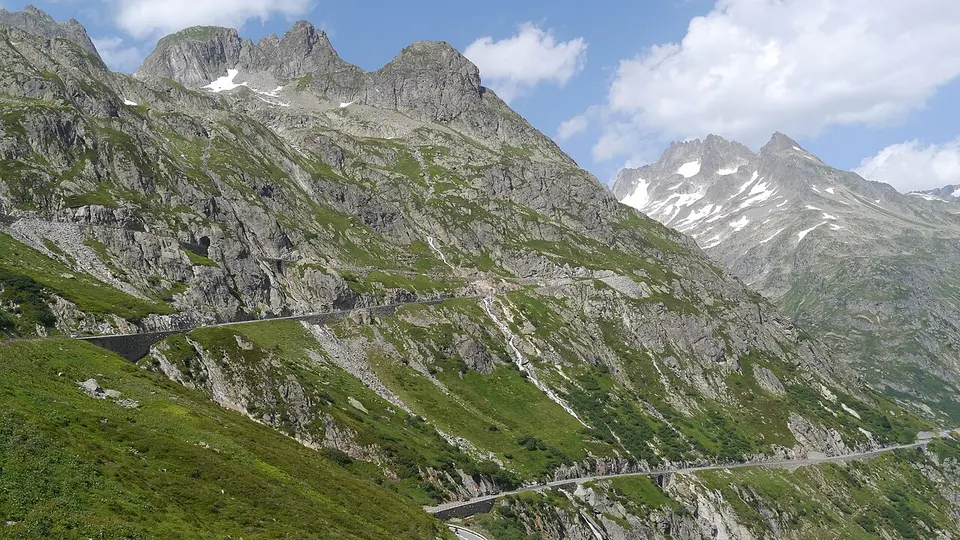 Strada di montagna e paesaggio alpino al Passo del Susten