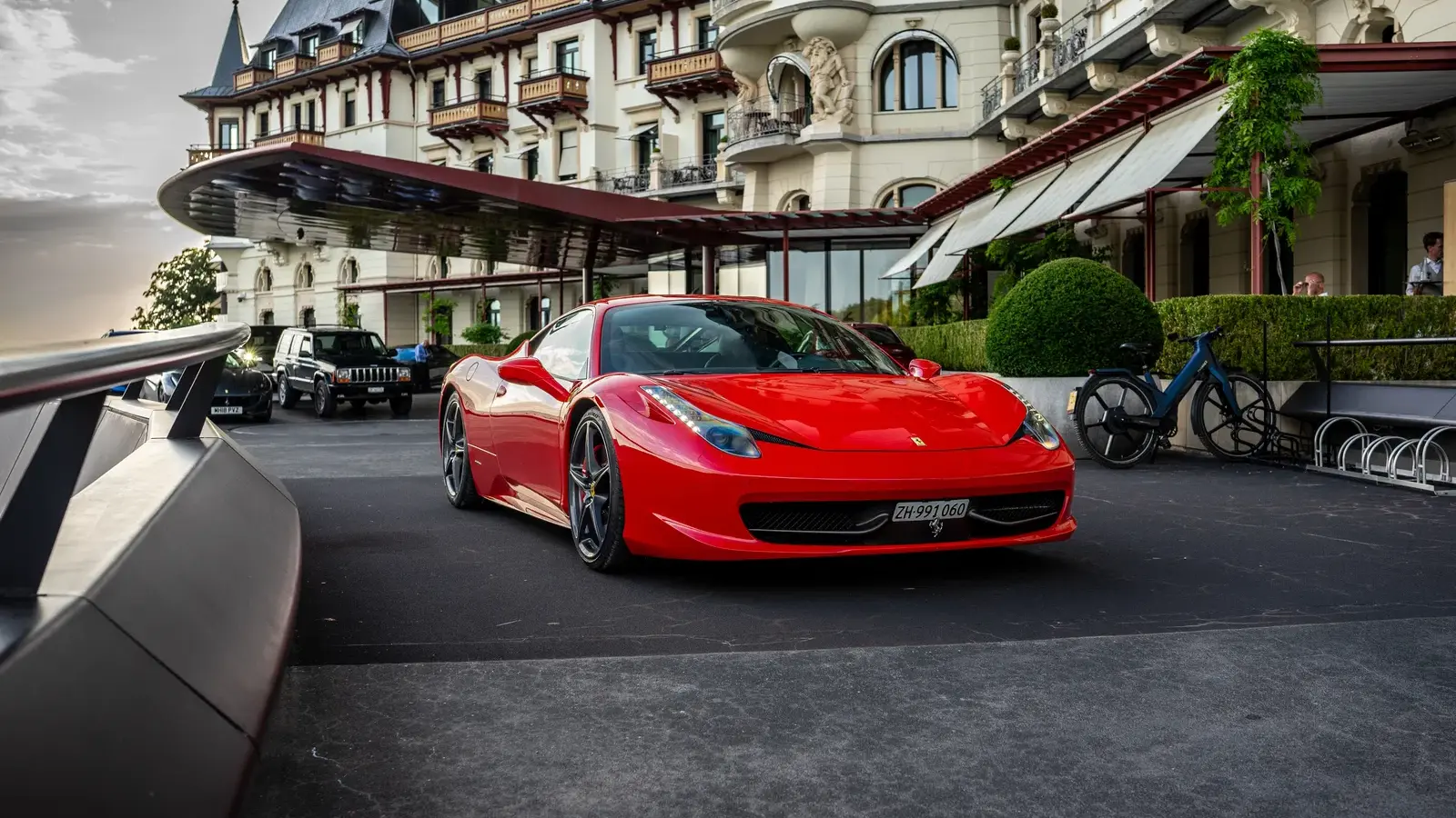 Ferrari 458 Italia rossa davanti a un hotel di Zurigo prima del tour dei passi svizzeri