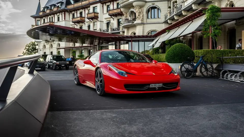 Ferrari 458 Italia rossa davanti a un hotel di Zurigo prima del tour dei passi svizzeri