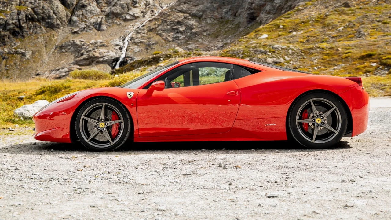Ferrari 458 Italia in Rosso Corsa vor alpiner Bergkulisse