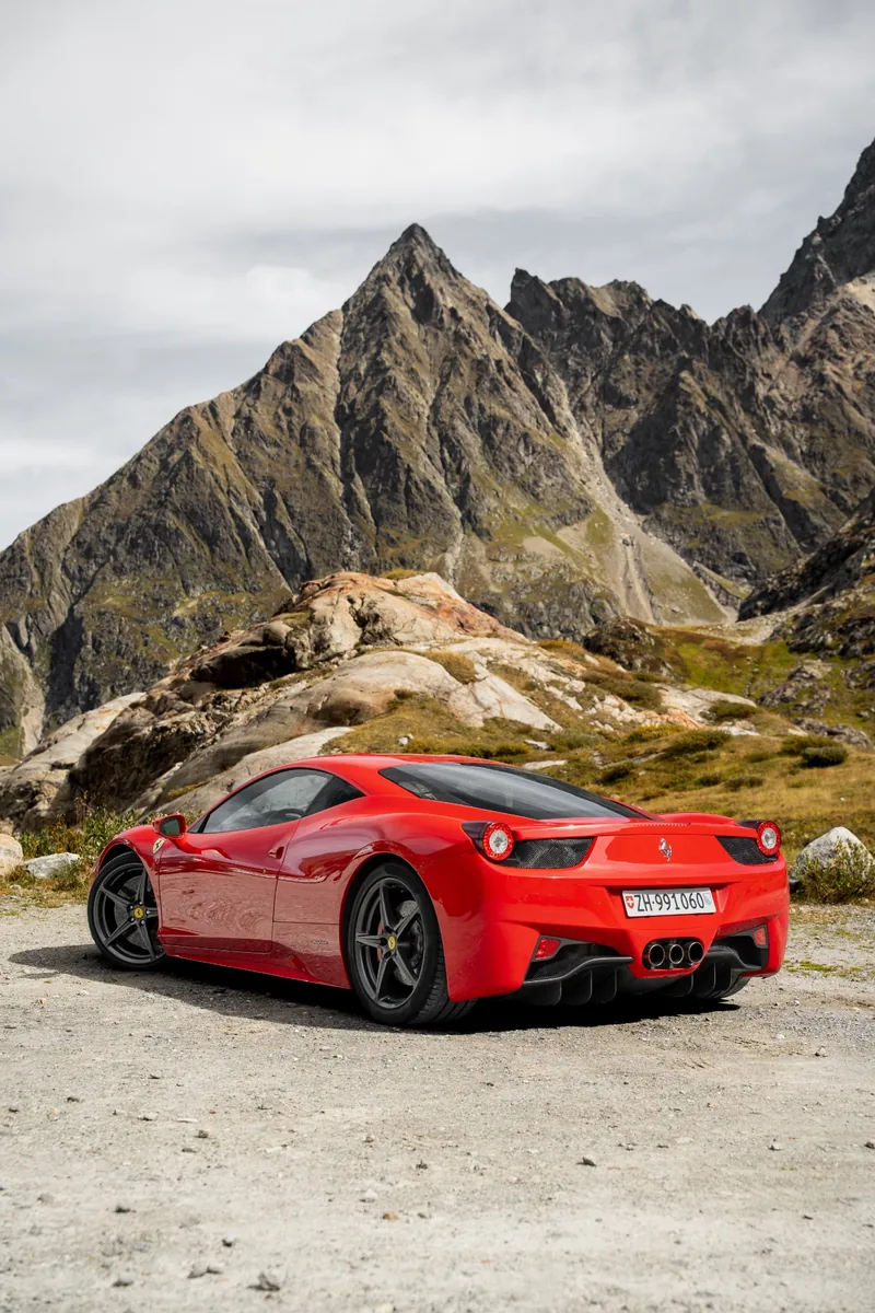 Ferrari 458 Italia von hinten mit drei zentralen Auspuffendrohren