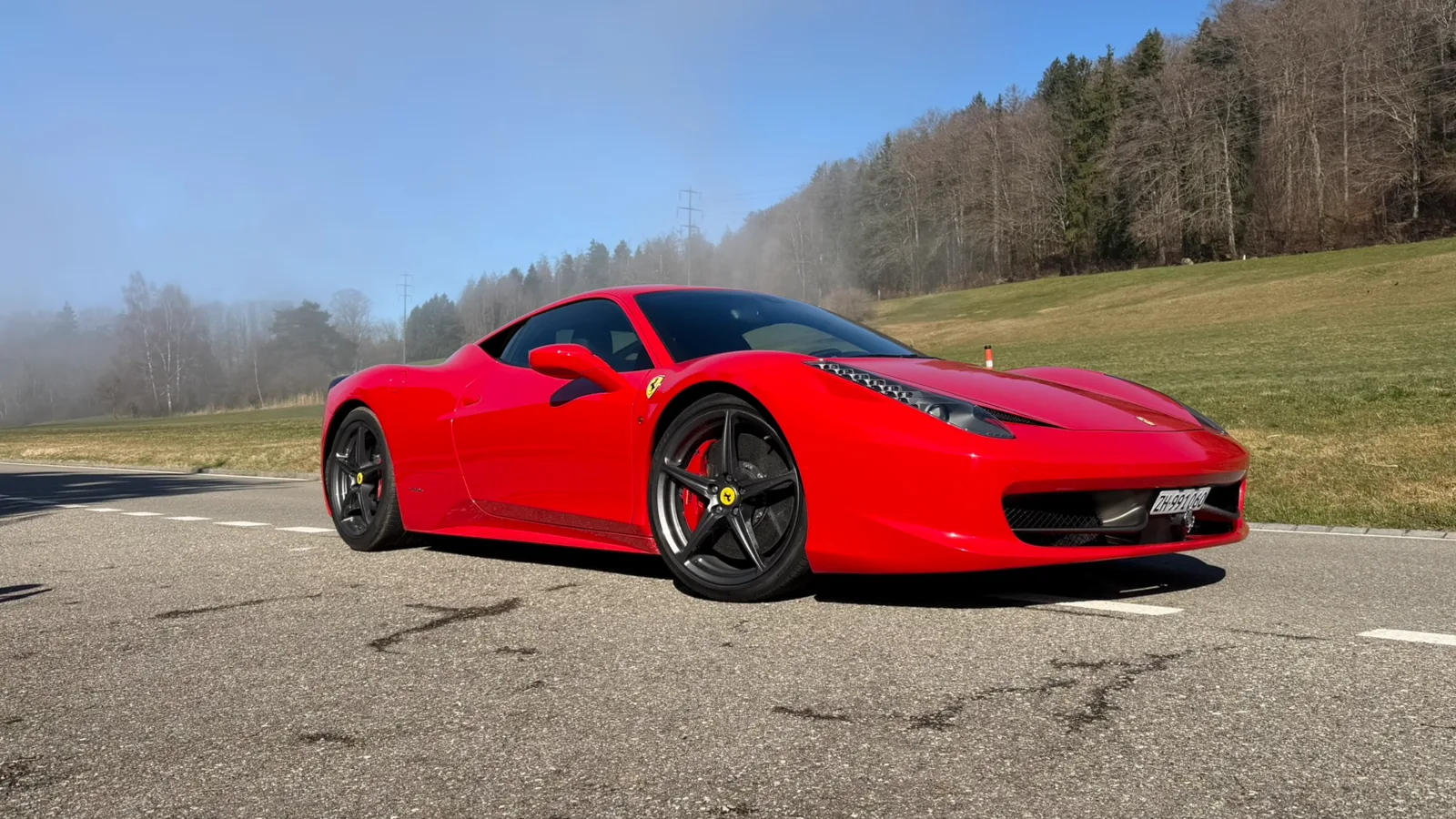Ferrari 458 Italia auf der Strecke zwischen Pfannenstiel und Meilen während eines Kurztrips bei Zürich