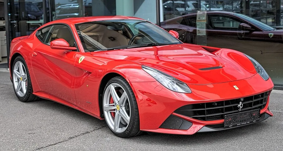 Roter Ferrari F12berlinetta schräg von vorne