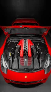 Ferrari F12berlinetta mit geöffneter Motorhaube und sichtbarem V12