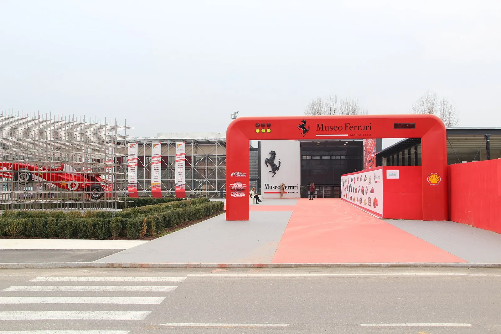 Eingang des Ferrari Museums in Maranello in Italien