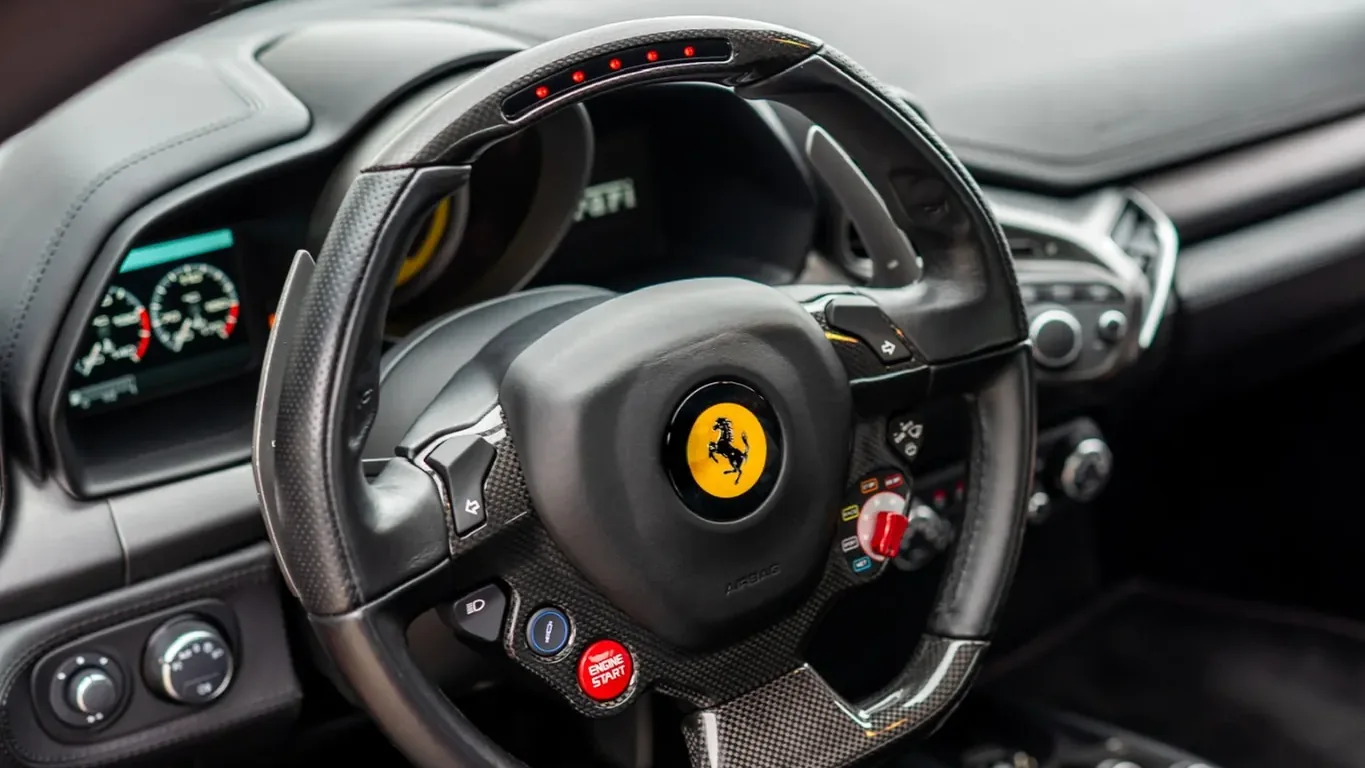 Lenkrad, Schaltpaddles und Cockpit des Ferrari 458 Italia von Luxury Obsession