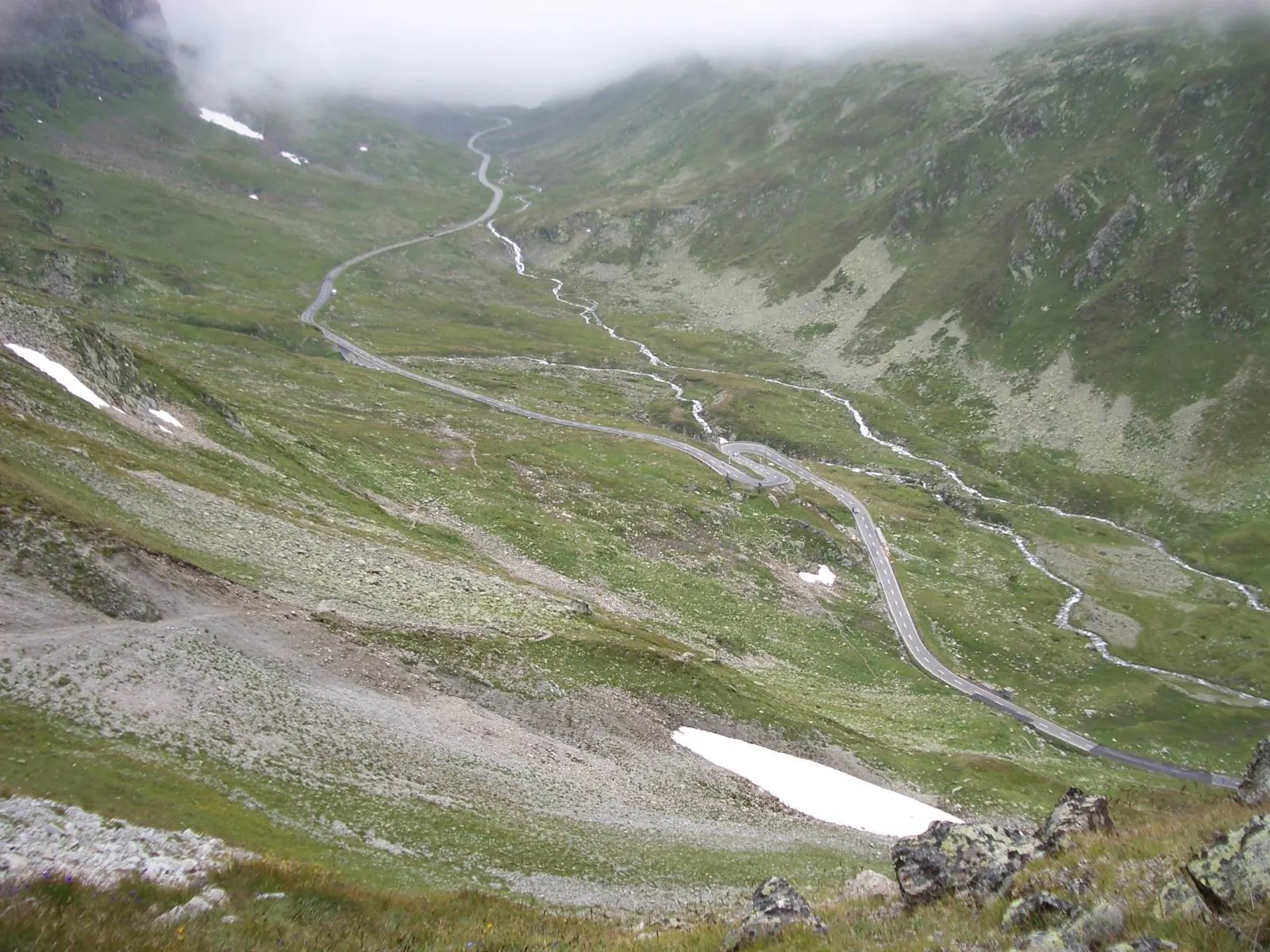 Bergstrasse am Flüelapass zwischen Davos und dem Engadin