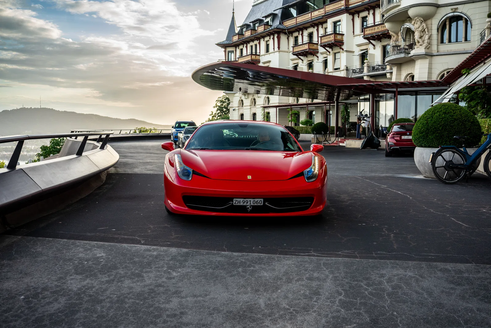 Ferrari 458 Italia davanti a un hotel di lusso vicino a Zurigo