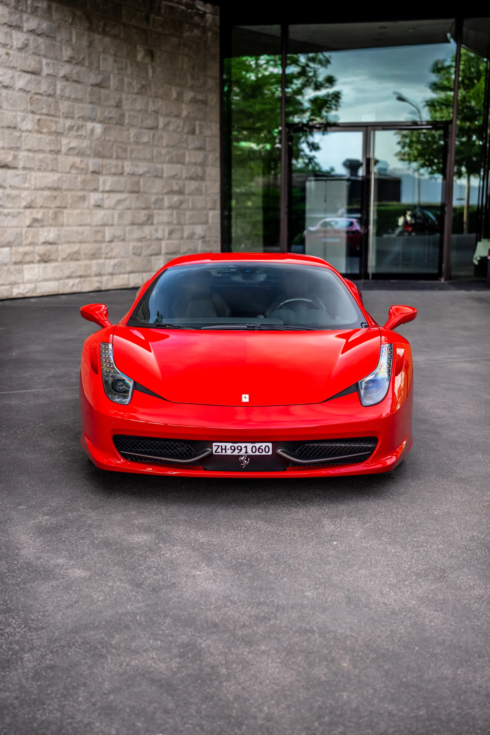 Frontansicht des Ferrari 458 Italia beim Stopp am Dolder Grand in Zürich