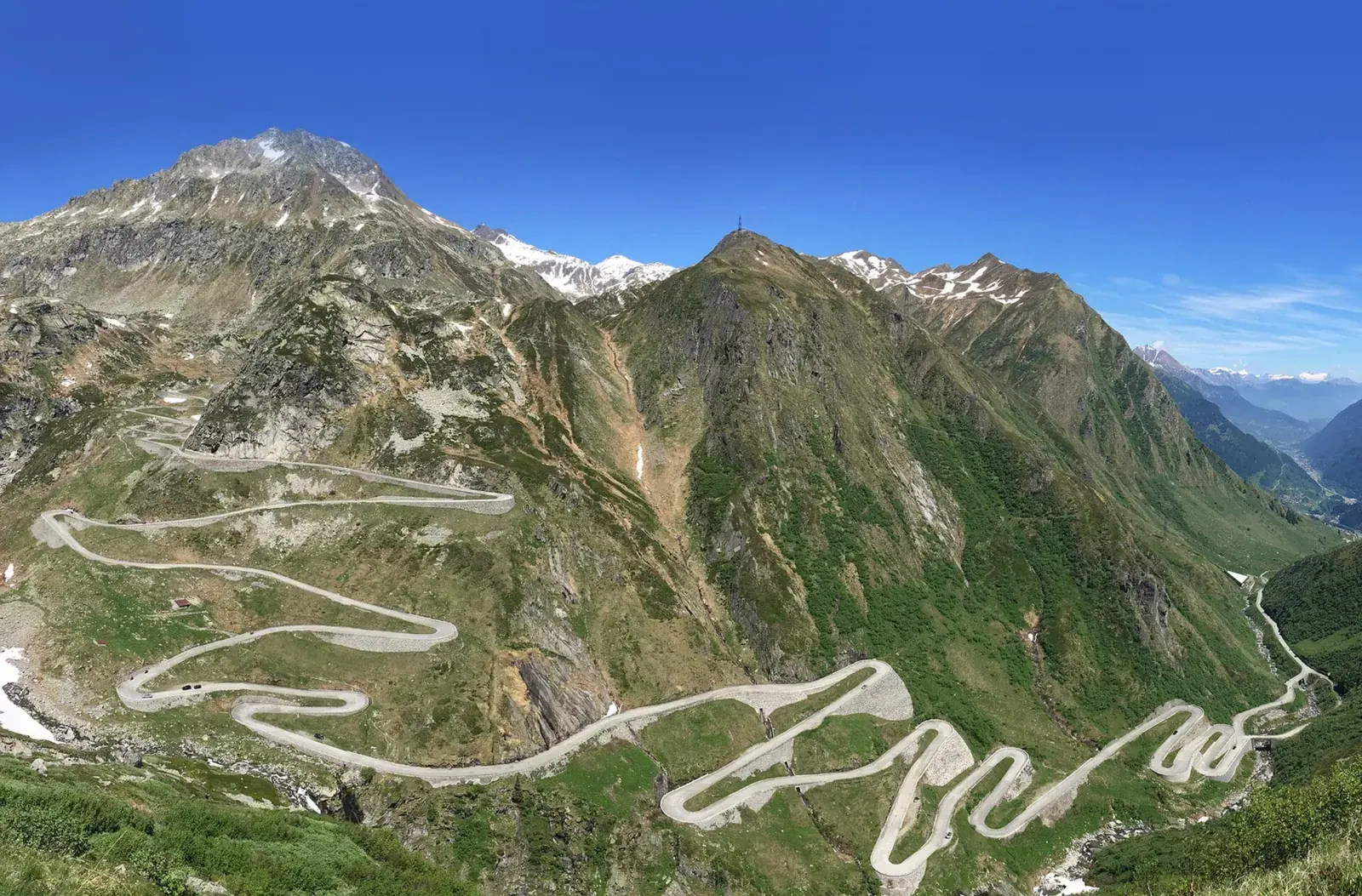 Kehren der historischen Tremolastrasse am Gotthardpass
