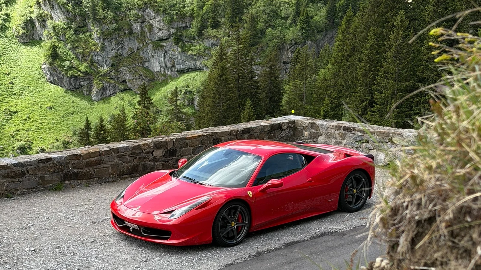 Ferrari 458 Italia im oberen Abschnitt des Klausenpasses in der Schweiz