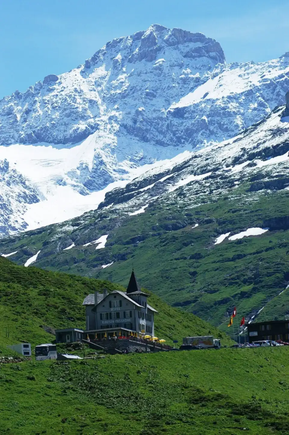 Hotel Klausen-Passhöhe vor schneebedeckten Berggipfeln am Klausenpass