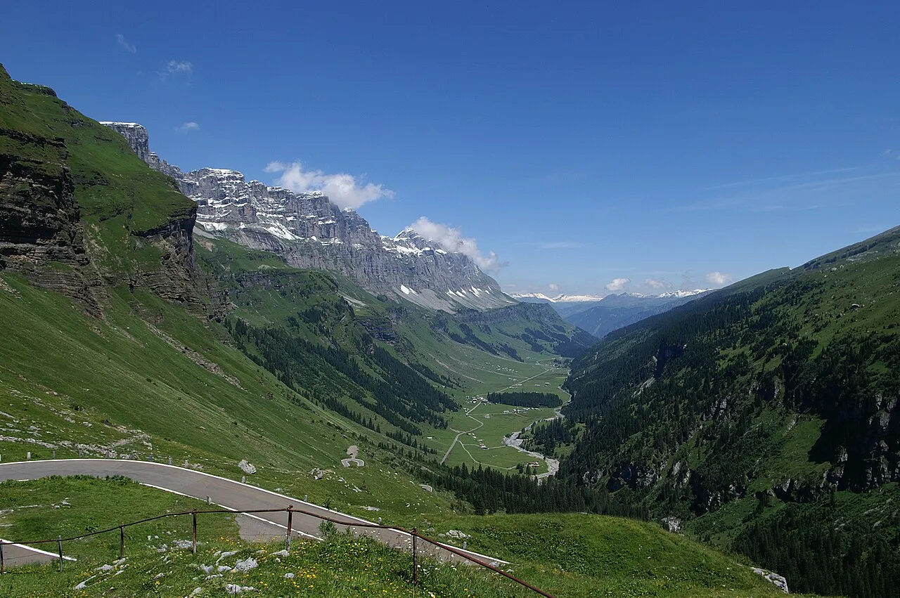 Blick von der Klausenpassstrasse über das grüne Tal in Richtung Linthal