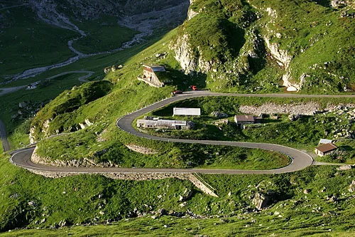 Kehren der Klausenpassstrasse bei Vorfrutt zwischen grünen Berghängen