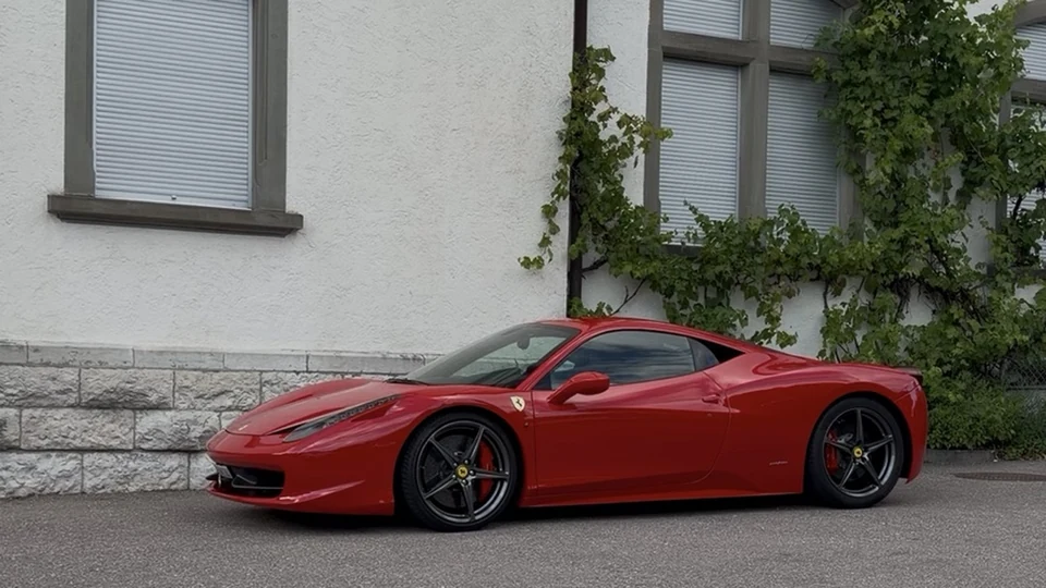 Profilo laterale della Ferrari 458 Italia durante un’esperienza regalo vicino a Zurigo