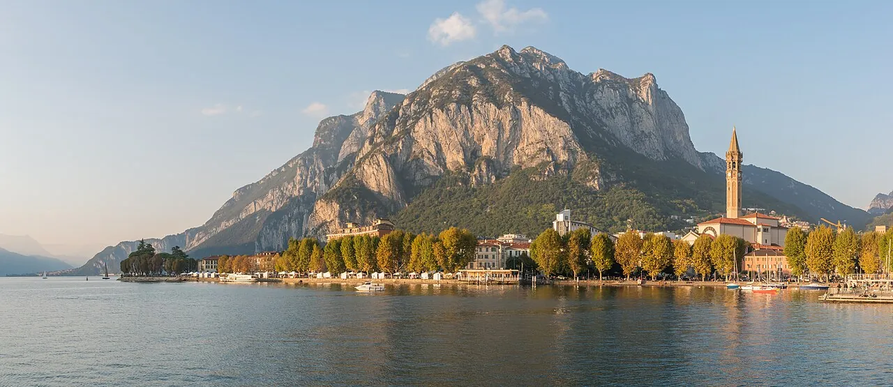 Uferpromenade und Berge in der Region Comer See in Italien