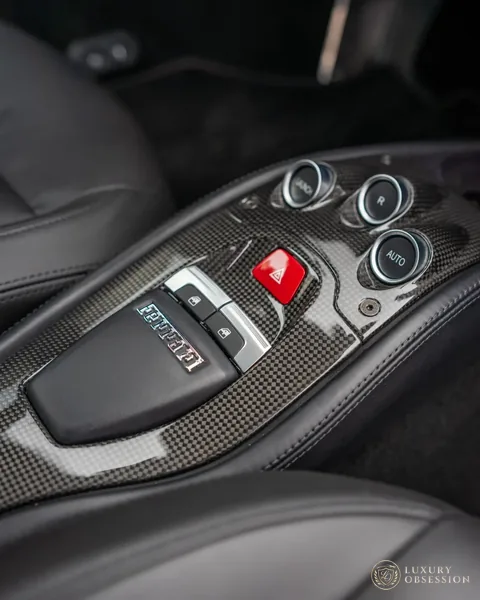 Carbon-Mittelkonsole des Ferrari 458 Italia