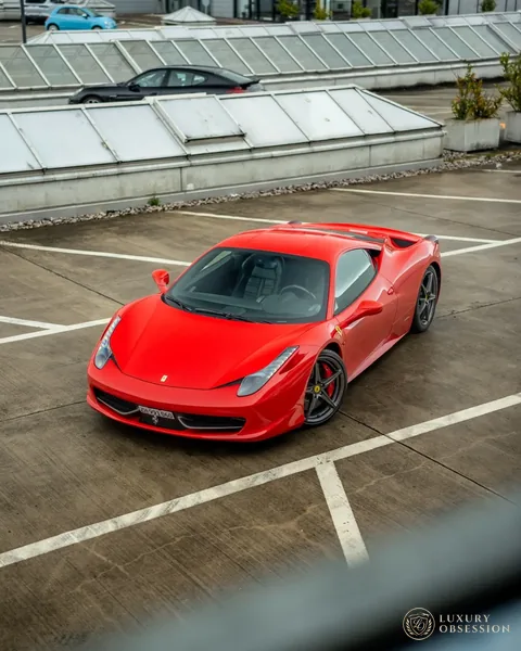 Erhöhte Frontansicht des Ferrari 458 Italia