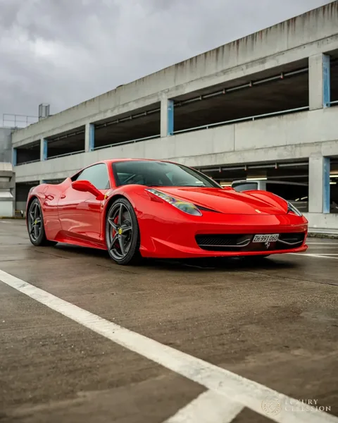 Tiefe Front-Dreiviertelansicht des Ferrari 458 Italia