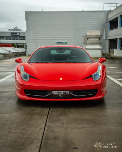 Direkte Frontansicht des Ferrari 458 Italia