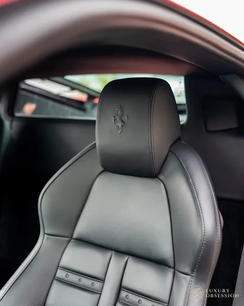 Schwarzer Ledersitz des Ferrari 458 Italia mit eingeprägtem Cavallino Rampante