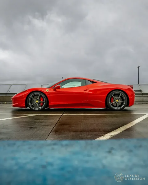 Vollständiges Seitenprofil des Ferrari 458 Italia