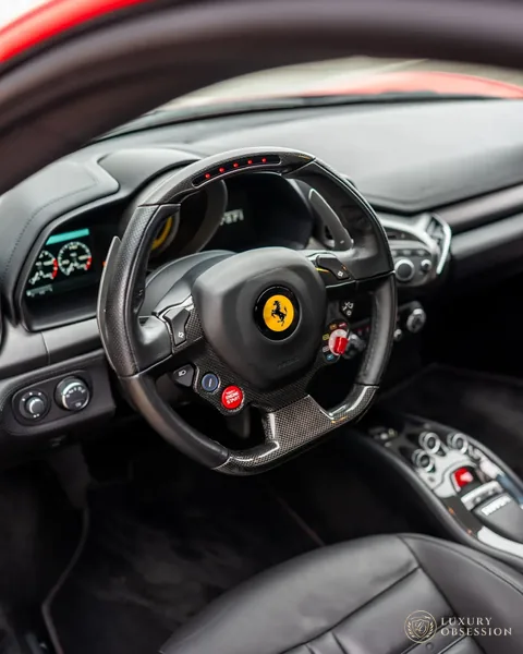 Lenkrad und fahrerorientiertes Cockpit des Ferrari 458 Italia