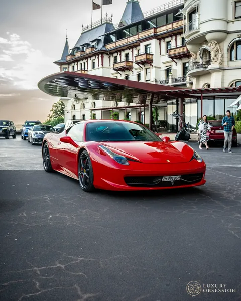 Ferrari 458 Italia bei der Ankunft an einem luxuriösen Seehotel