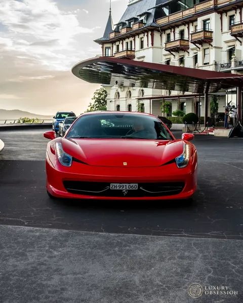 Ferrari 458 Italia am Hoteleingang mit Blick auf den See