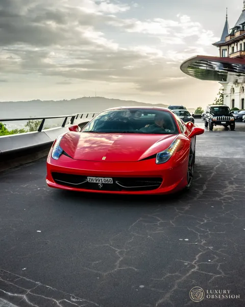 Frontansicht des Ferrari 458 Italia bei Sonnenuntergang am Hotel