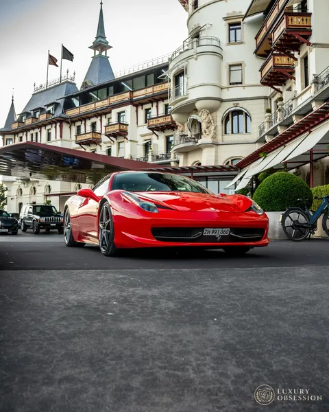 Ferrari 458 Italia vor einem historischen Grandhotel