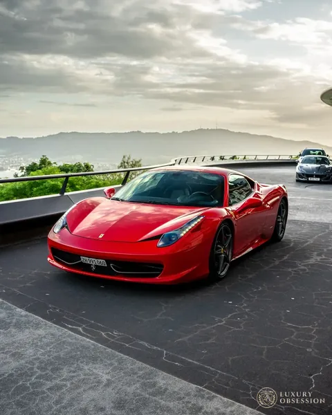Ferrari 458 Italia mit Panoramablick über Zürich bei Sonnenuntergang