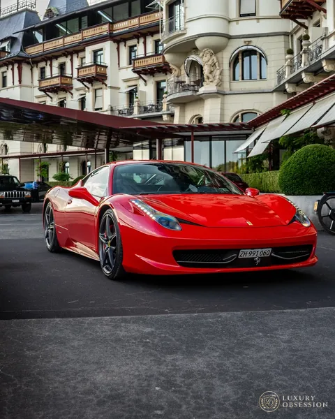 Ferrari 458 Italia auf der Terrasse eines luxuriösen Seehotels
