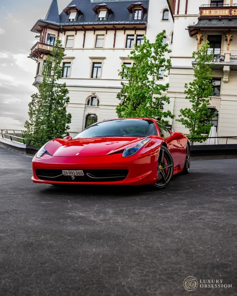 Ferrari 458 Italia unter dem Hotelturm