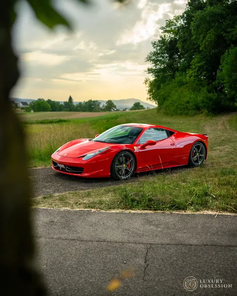 Ferrari 458 Italia zwischen Bäumen in der Schweizer Landschaft