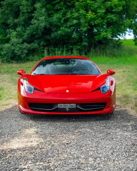 Frontansicht des Ferrari 458 Italia auf einem Landweg