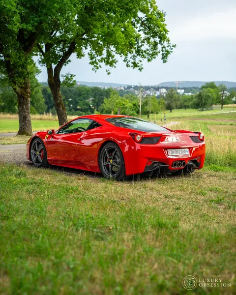 Heck-Dreiviertelansicht des Ferrari 458 Italia in der Landschaft