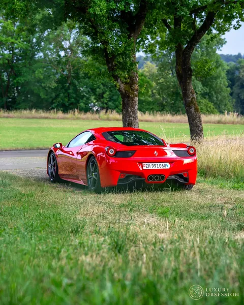Heck-Dreiviertelansicht des Ferrari 458 Italia unter einem Baum