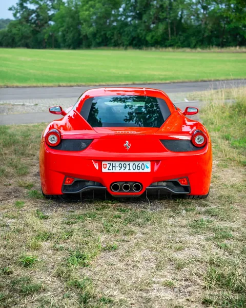 Ferrari 458 Italia von hinten auf einem offenen Feld