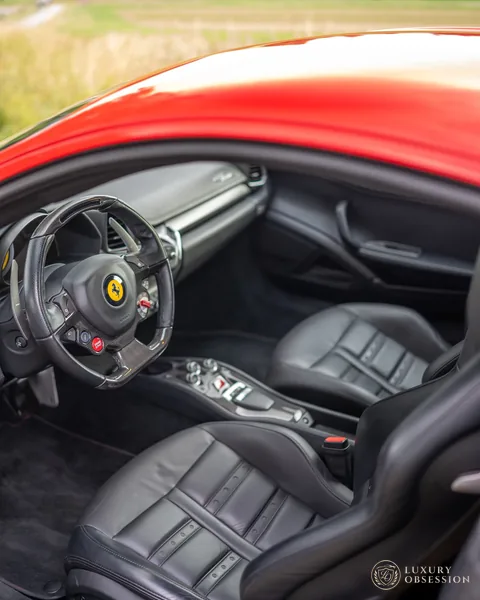 Schwarze Ledersitze und Cockpit des Ferrari 458 Italia