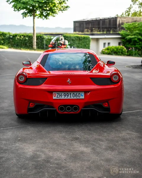 Heckansicht des Ferrari 458 Italia vor dem Bürogebäude