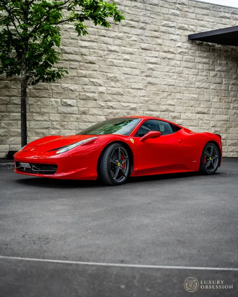 Ferrari 458 Italia neben einer steinernen Bürofassade
