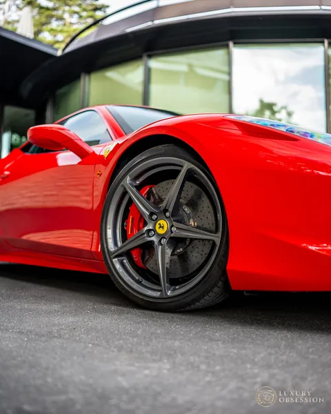 Ferrari-Felge und skulpturiertes Seitendetail